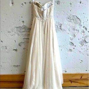 New, never worn Carrafina wedding dress! Beautiful Ivory lace w/ sweetheart cut